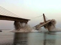 Bak Suara Ledakan, Detik-Detik Jembatan Ambruk di India