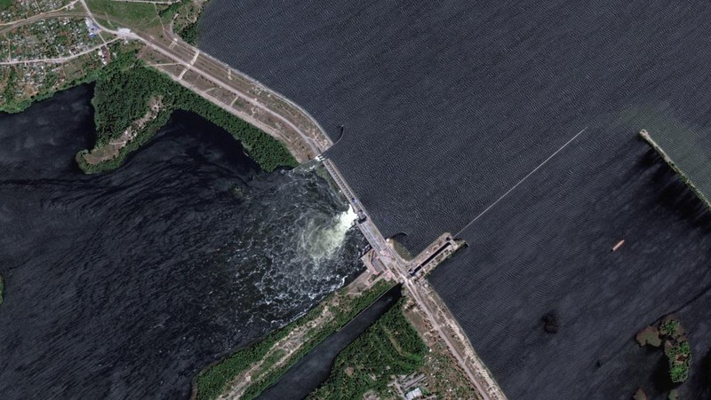 Kolase kondisi sebelum dan sesudah ledakan bendungan terbesar di Ukraina Khakovka. (Maxar Technologies/Getty Images dan Reuters)