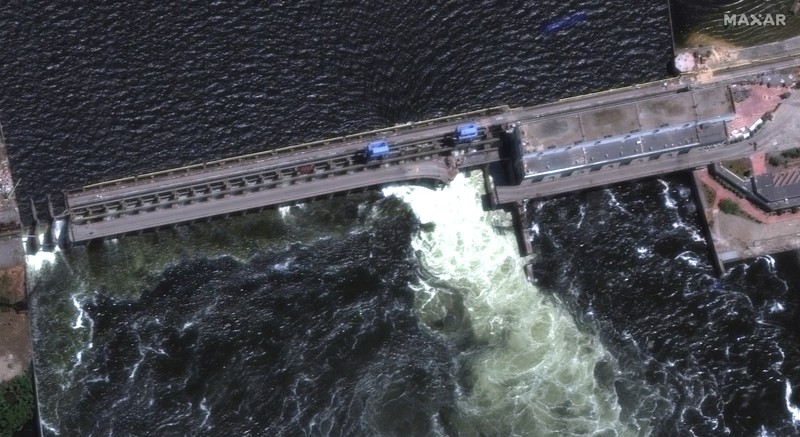 Kolase kondisi sebelum dan sesudah ledakan bendungan terbesar di Ukraina Khakovka. Kolase kondisi sebelum dan sesudah ledakan bendungan terbesar di Ukraina Khakovka. (Maxar Technologies/Getty Images dan Reuters)