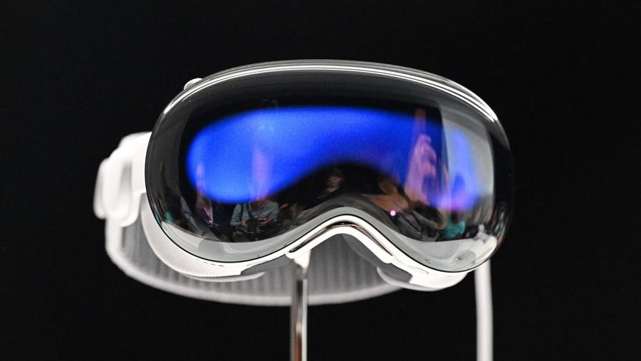 Headset realitas virtual Vision Pro baru dari Apple ditampilkan selama Apple's Worldwide Developers Conference (WWDC) di kampus Apple Park di Cupertino, California, pada 5 Juni 2023. Apple pada hari Senin meluncurkan headset realitas virtual pertamanya yang menantang pemilik Facebook Meta di pasar yang belum menggoda pengguna di luar videogamer dan ahli teknologi. Rilis tersebut merupakan peluncuran produk paling signifikan oleh pembuat iPhone ikonik sejak meluncurkan Apple Watch pada tahun 2015. (JOSH EDELSON/AFP via Getty Images)