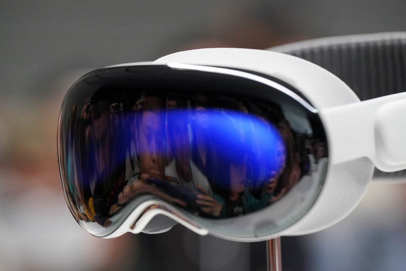 Headset Vision Pro Apple dipajang di Worldwide Developers Conference tahunan Apple di kantor pusat perusahaan di Cupertino, California, AS, 5 Juni 2023. (REUTERS/Loren Elliott)