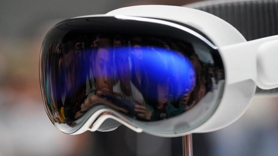 Headset Vision Pro Apple dipajang di Worldwide Developers Conference tahunan Apple di kantor pusat perusahaan di Cupertino, California, AS, 5 Juni 2023. (REUTERS/Loren Elliott)