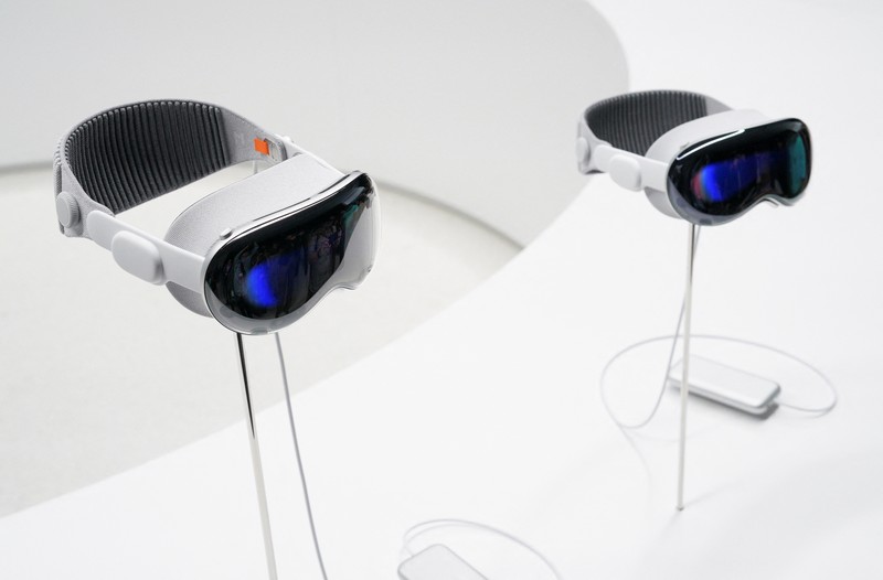 Headset Vision Pro Apple dipajang di Worldwide Developers Conference tahunan Apple di kantor pusat perusahaan di Cupertino, California, AS, 5 Juni 2023. Headset Vision Pro Apple dipajang di Worldwide Developers Conference tahunan Apple di kantor pusat perusahaan di Cupertino, California, AS, 5 Juni 2023. (REUTERS/Loren Elliott)