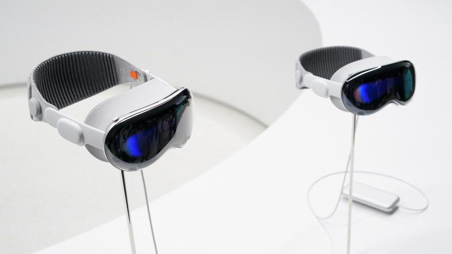 Headset Vision Pro Apple dipajang di Worldwide Developers Conference tahunan Apple di kantor pusat perusahaan di Cupertino, California, AS, 5 Juni 2023. (REUTERS/Loren Elliott)