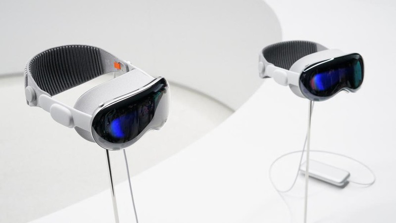 Headset Vision Pro Apple dipajang di Worldwide Developers Conference tahunan Apple di kantor pusat perusahaan di Cupertino, California, AS, 5 Juni 2023. (REUTERS/Loren Elliott)