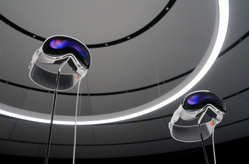 Headset Vision Pro Apple dipajang di Worldwide Developers Conference tahunan Apple di kantor pusat perusahaan di Cupertino, California, AS, 5 Juni 2023. Headset Vision Pro Apple dipajang di Worldwide Developers Conference tahunan Apple di kantor pusat perusahaan di Cupertino, California, AS, 5 Juni 2023. (REUTERS/Loren Elliott)