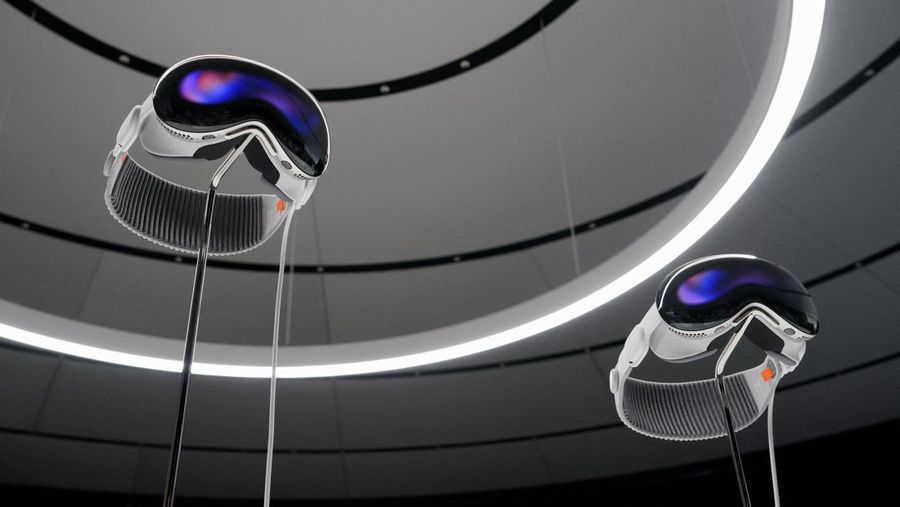 Headset Vision Pro Apple dipajang di Worldwide Developers Conference tahunan Apple di kantor pusat perusahaan di Cupertino, California, AS, 5 Juni 2023. (REUTERS/Loren Elliott)