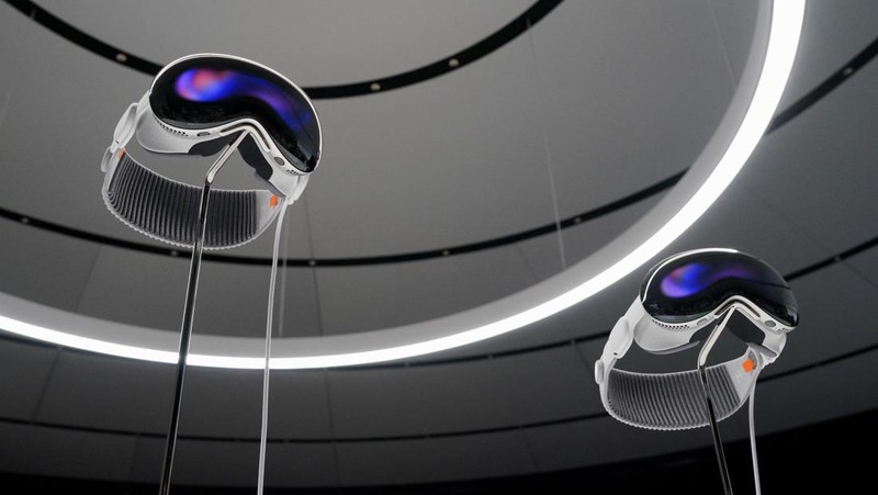 Headset Vision Pro Apple dipajang di Worldwide Developers Conference tahunan Apple di kantor pusat perusahaan di Cupertino, California, AS, 5 Juni 2023. (REUTERS/Loren Elliott)