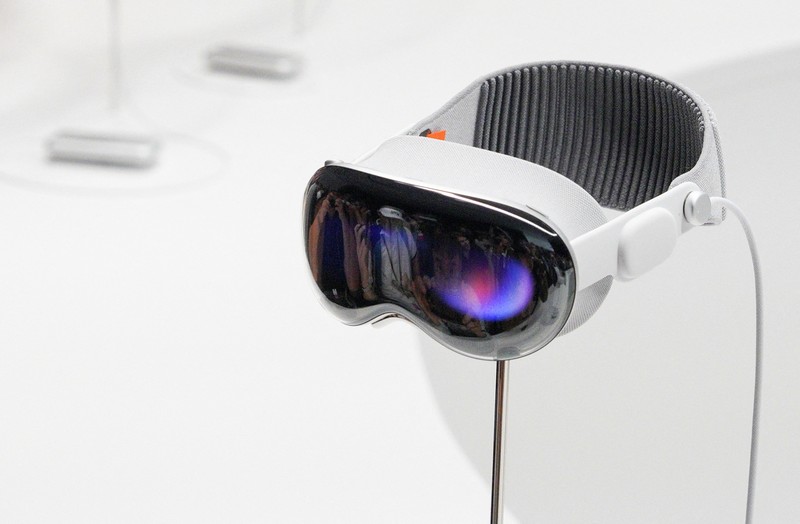 Headset Vision Pro Apple dipajang di Worldwide Developers Conference tahunan Apple di kantor pusat perusahaan di Cupertino, California, AS, 5 Juni 2023. (REUTERS/Loren Elliott)