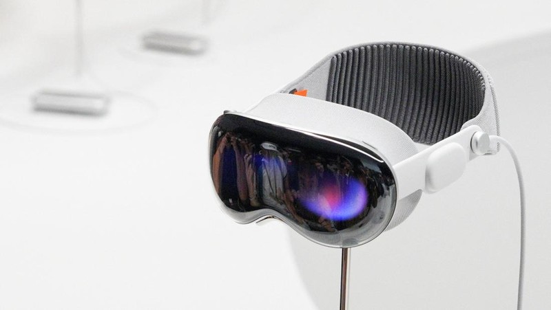 Headset Vision Pro Apple dipajang di Worldwide Developers Conference tahunan Apple di kantor pusat perusahaan di Cupertino, California, AS, 5 Juni 2023. (REUTERS/Loren Elliott)