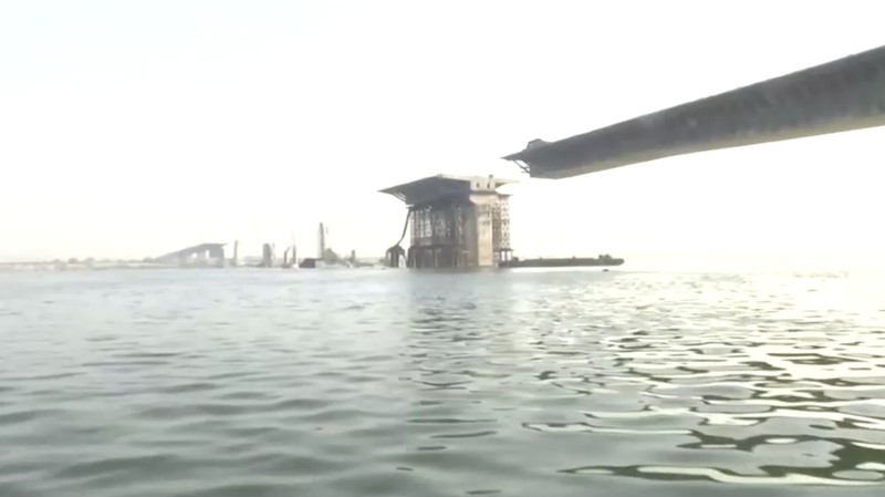 Foto yang diambil pada 4 Juni 2023 ini menunjukkan jembatan yang sedang dibangun kembali runtuh ke sungai Gangga di distrik Bhagalpur negara bagian Bihar, India timur. Foto yang diambil pada 4 Juni 2023 ini menunjukkan jembatan yang sedang dibangun kembali runtuh ke sungai Gangga di distrik Bhagalpur negara bagian Bihar, India timur. (-/AFP via Getty Images)