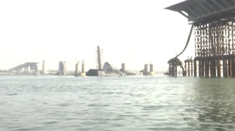 Foto yang diambil pada 4 Juni 2023 ini menunjukkan jembatan yang sedang dibangun kembali runtuh ke sungai Gangga di distrik Bhagalpur negara bagian Bihar, India timur. Foto yang diambil pada 4 Juni 2023 ini menunjukkan jembatan yang sedang dibangun kembali runtuh ke sungai Gangga di distrik Bhagalpur negara bagian Bihar, India timur. (-/AFP via Getty Images)