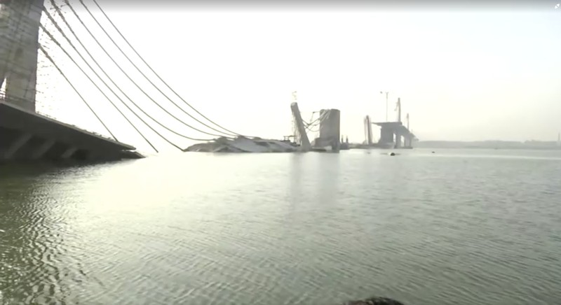Foto yang diambil pada 4 Juni 2023 ini menunjukkan jembatan yang sedang dibangun kembali runtuh ke sungai Gangga di distrik Bhagalpur negara bagian Bihar, India timur. (-/AFP via Getty Images)