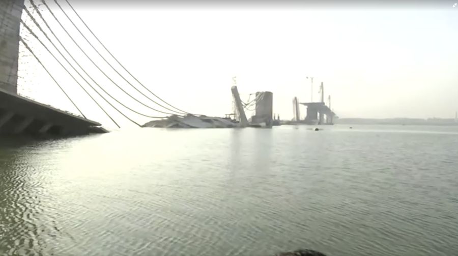 Foto yang diambil pada 4 Juni 2023 ini menunjukkan jembatan yang sedang dibangun kembali runtuh ke sungai Gangga di distrik Bhagalpur negara bagian Bihar, India timur. (-/AFP via Getty Images)