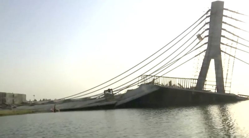Foto yang diambil pada 4 Juni 2023 ini menunjukkan jembatan yang sedang dibangun kembali runtuh ke sungai Gangga di distrik Bhagalpur negara bagian Bihar, India timur. Foto yang diambil pada 4 Juni 2023 ini menunjukkan jembatan yang sedang dibangun kembali runtuh ke sungai Gangga di distrik Bhagalpur negara bagian Bihar, India timur. (-/AFP via Getty Images)