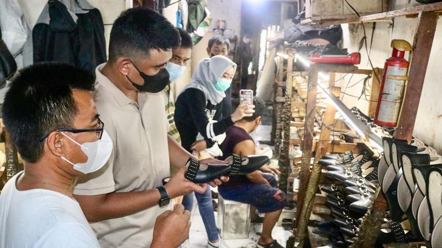 Kebijakan Wali Kota Medan Bobby Nasution membuka kesempatan bagi pelaku UMKM menjadikan Pemko sebagai pasar mulai menunjukkan hasil. Perangkat-perangkat daerah tidak lagi segan membeli produk UMKM, salah satu di antaranya adalah sepatu.
Data dari Bagian Pengadaan Barang Jasa/Unit Kerja Pengadaan Barang Jasa Kota Medan menunjukkkan, nilai transaksi sepatu dari penyedia UMKM pada 2022 mencapai mencapai Rp2.067.545.907.