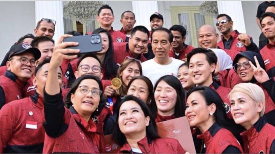 Menteri Keuangan Sri Mulyani berswa foto bersama para Atlet Indonesia yang berhasil meraih 276 medali di Sea Games Kamboja 2023 dan sejumlah menteri saat Presiden Jokowi memberikan penghargaan sangat tinggi atas prestasi dan daya juang para atlet Indonesia. (Tangkapan Layar Instagram @smindrawati)