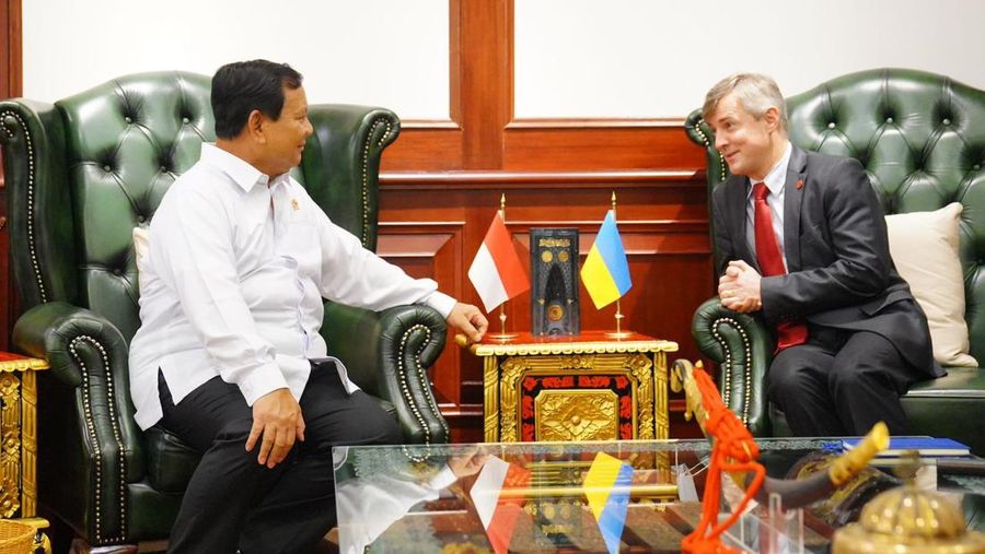 Menteri Pertahanan (Menhan) Prabowo Subianto menerima kunjungan kehormatan Duta Besar Ukraina untuk Indonesia Vasyl Hamianin. (Dok. Kemenhan)