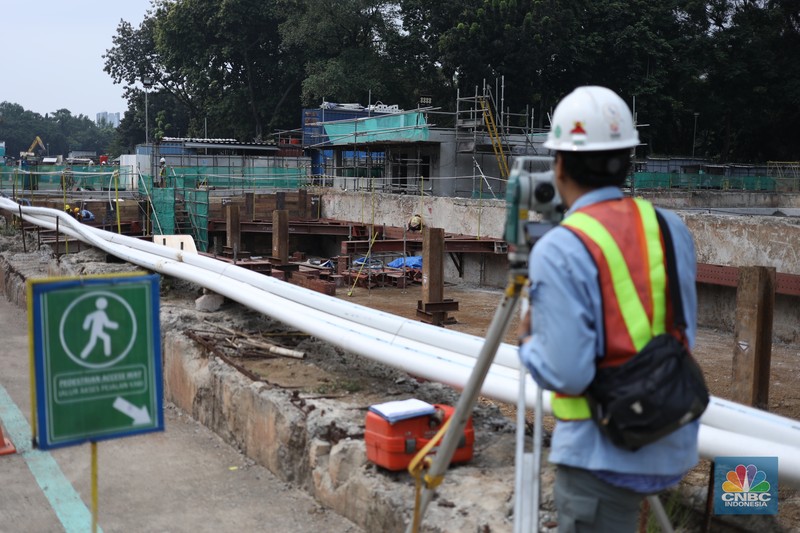MRT Fase 2A CP 201 Pekerja beraktivitas di area proyek pembangunan MRT Fase 2A CP 201 di Jalan MH Thamrin, Jakarta. (CNBC Indonesia/Tri Susilo)