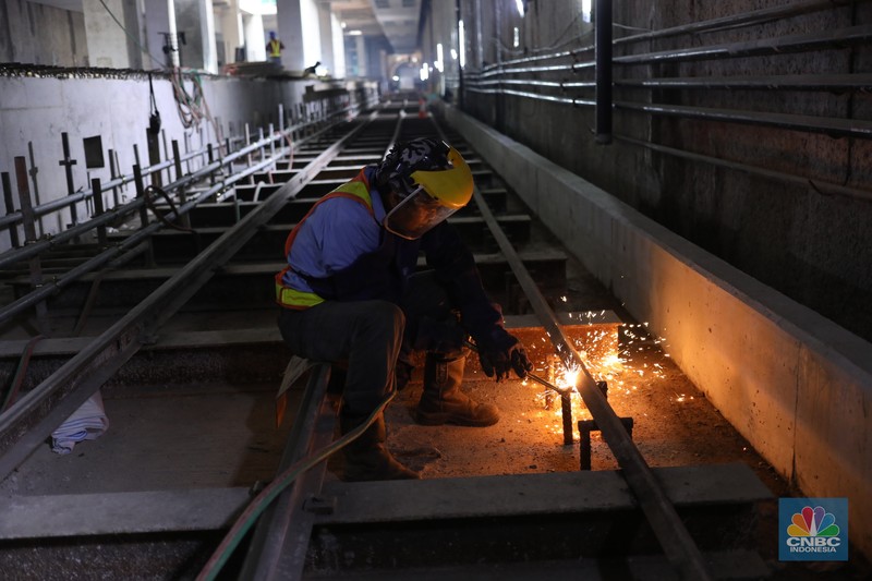 MRT Fase 2A CP 201 Pekerja beraktivitas di area proyek pembangunan MRT Fase 2A CP 201 di Jalan MH Thamrin, Jakarta. (CNBC Indonesia/Tri Susilo)