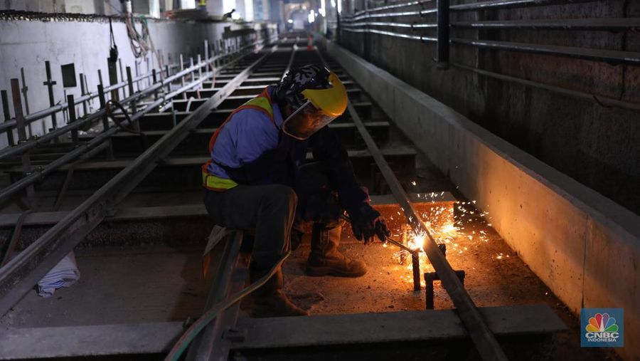 Pekerja beraktivitas di area proyek pembangunan MRT Fase 2A CP 201 di Jalan MH Thamrin, Jakarta. (CNBC Indonesia/Tri Susilo)