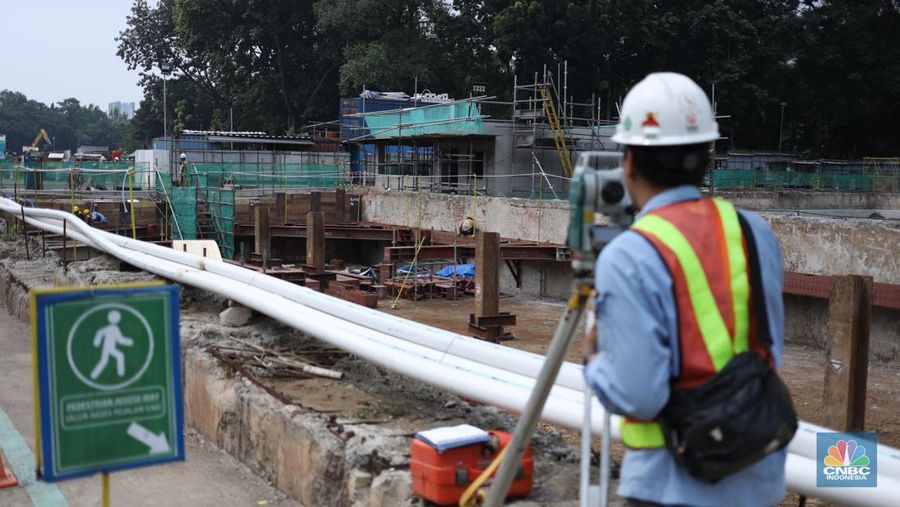 Pekerja beraktivitas di area proyek pembangunan MRT Fase 2A CP 201 di Jalan MH Thamrin, Jakarta. (CNBC Indonesia/Tri Susilo)