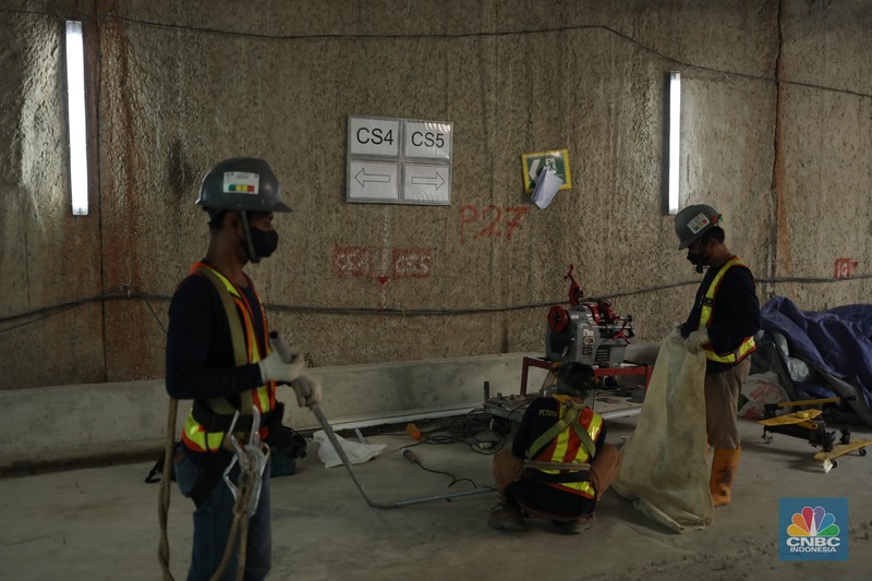 MRT Fase 2A CP 201 Pekerja beraktivitas di area proyek pembangunan MRT Fase 2A CP 201 di Jalan MH Thamrin, Jakarta. (CNBC Indonesia/Tri Susilo)
