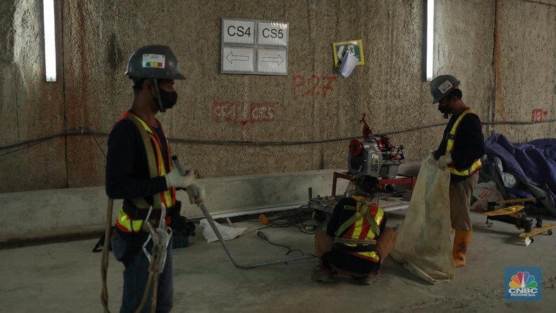 Pekerja beraktivitas di area proyek pembangunan MRT Fase 2A CP 201 di Jalan MH Thamrin, Jakarta. (CNBC Indonesia/Tri Susilo)