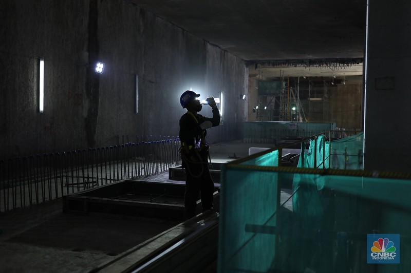 MRT Fase 2A CP 201 Pekerja beraktivitas di area proyek pembangunan MRT Fase 2A CP 201 di Jalan MH Thamrin, Jakarta. (CNBC Indonesia/Tri Susilo)