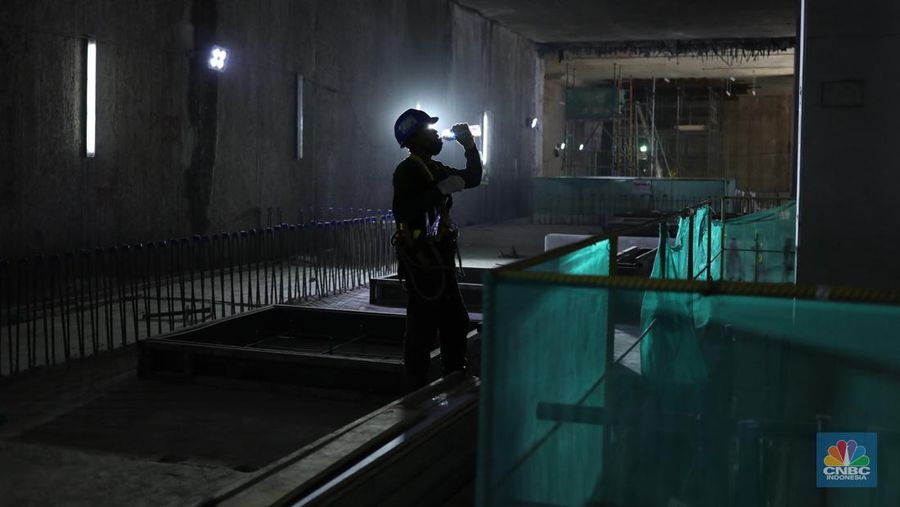 Pekerja beraktivitas di area proyek pembangunan MRT Fase 2A CP 201 di Jalan MH Thamrin, Jakarta. (CNBC Indonesia/Tri Susilo)