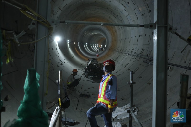 MRT Fase 2A CP 201 Pekerja beraktivitas di area proyek pembangunan MRT Fase 2A CP 201 di Jalan MH Thamrin, Jakarta. (CNBC Indonesia/Tri Susilo)