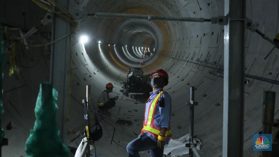 Pekerja beraktivitas di area proyek pembangunan MRT Fase 2A CP 201 di Jalan MH Thamrin, Jakarta. (CNBC Indonesia/Tri Susilo)