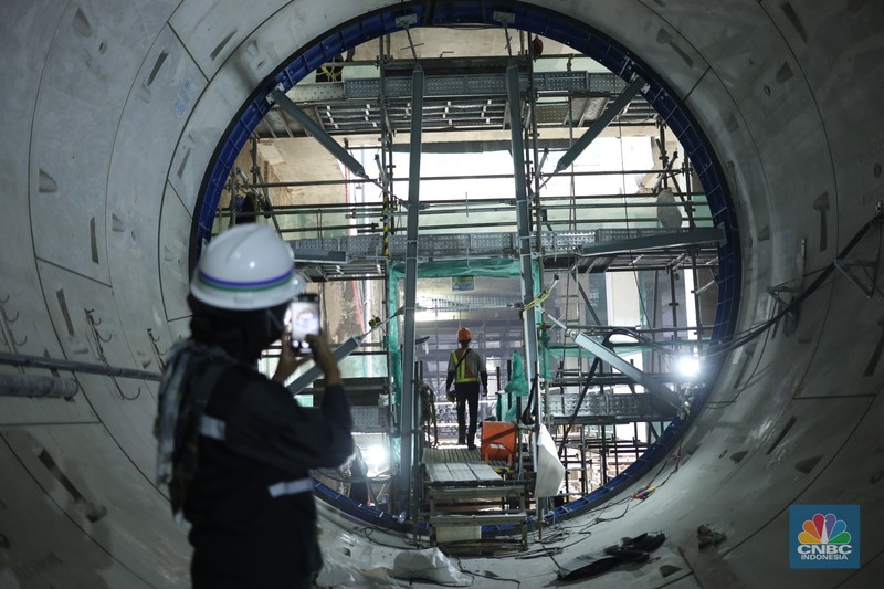 MRT Fase 2A CP 201 Pekerja beraktivitas di area proyek pembangunan MRT Fase 2A CP 201 di Jalan MH Thamrin, Jakarta. (CNBC Indonesia/Tri Susilo)