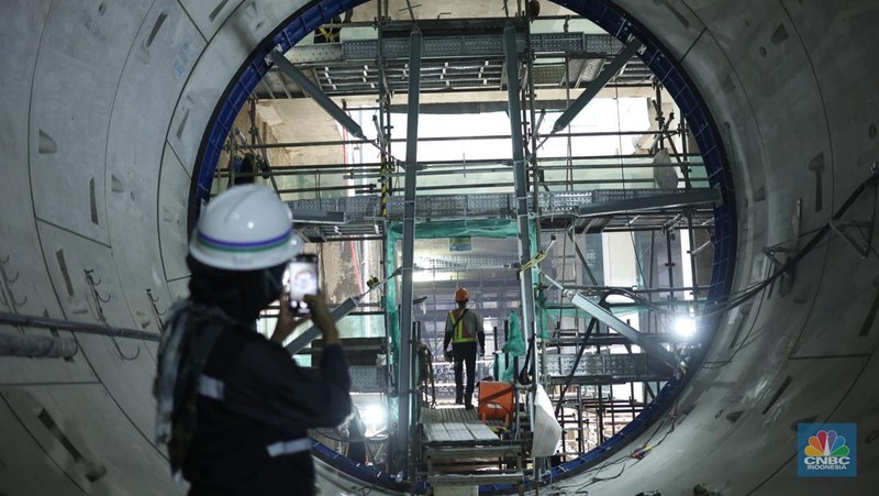 Pekerja beraktivitas di area proyek pembangunan MRT Fase 2A CP 201 di Jalan MH Thamrin, Jakarta. (CNBC Indonesia/Tri Susilo)