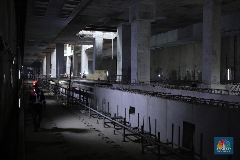 MRT Fase 2A CP 201 Pekerja beraktivitas di area proyek pembangunan MRT Fase 2A CP 201 di Jalan MH Thamrin, Jakarta. (CNBC Indonesia/Tri Susilo)
