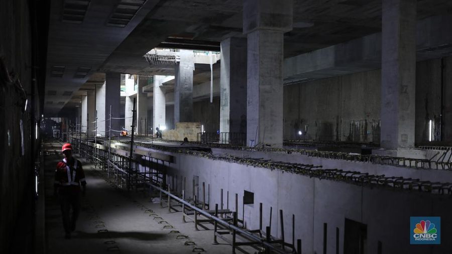Pekerja beraktivitas di area proyek pembangunan MRT Fase 2A CP 201 di Jalan MH Thamrin, Jakarta. (CNBC Indonesia/Tri Susilo)