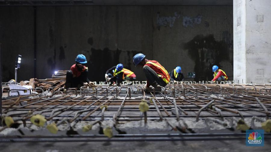 Pekerja beraktivitas di area proyek pembangunan MRT Fase 2A CP 201 di Jalan MH Thamrin, Jakarta. (CNBC Indonesia/Tri Susilo)