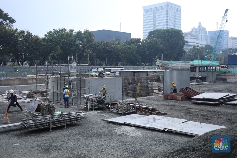MRT Fase 2A CP 201 Pekerja beraktivitas di area proyek pembangunan MRT Fase 2A CP 201 di Jalan MH Thamrin, Jakarta. (CNBC Indonesia/Tri Susilo)