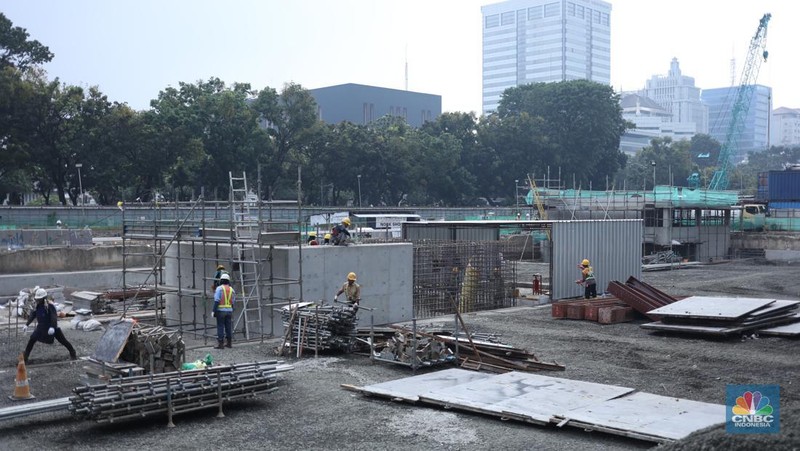 Pekerja beraktivitas di area proyek pembangunan MRT Fase 2A CP 201 di Jalan MH Thamrin, Jakarta. (CNBC Indonesia/Tri Susilo)