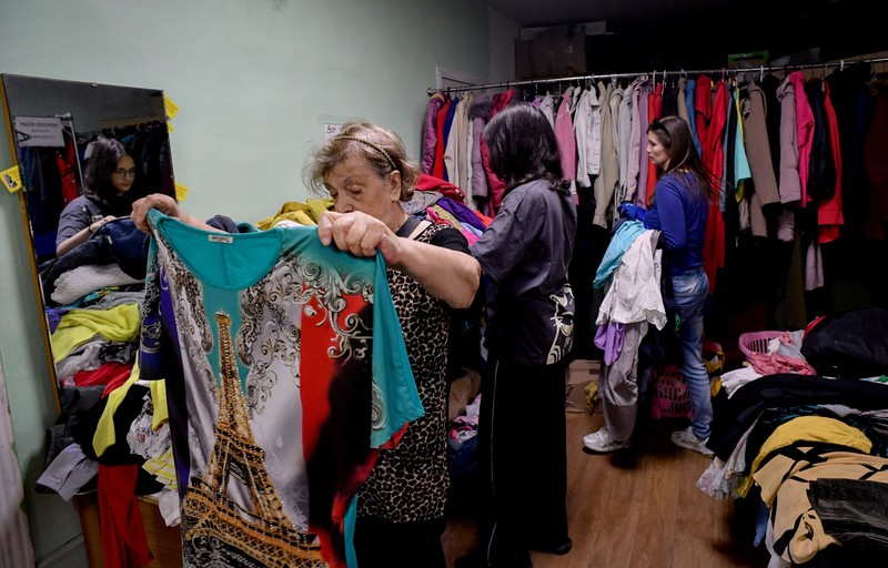 Orang-orang yang dievakuasi dari zona wilayah Belgorod yang berbatasan dengan Ukraina, termasuk yang berasal dari kota Shebekino, menerima bantuan kemanusiaan di Belgorod, pada 3 Juni 2023. (OLGA MALTSEVA/AFP via Getty Images)