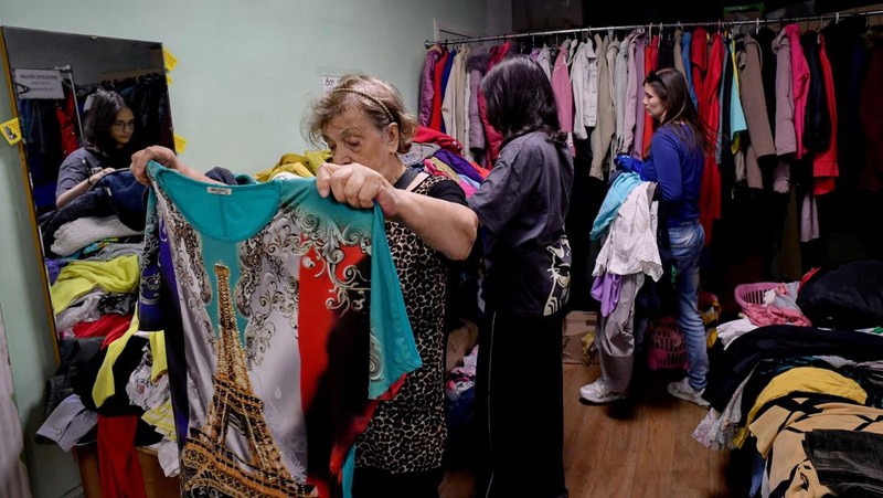 Orang-orang yang dievakuasi dari zona wilayah Belgorod yang berbatasan dengan Ukraina, termasuk yang berasal dari kota Shebekino, menerima bantuan kemanusiaan di Belgorod, pada 3 Juni 2023. (OLGA MALTSEVA/AFP via Getty Images)
