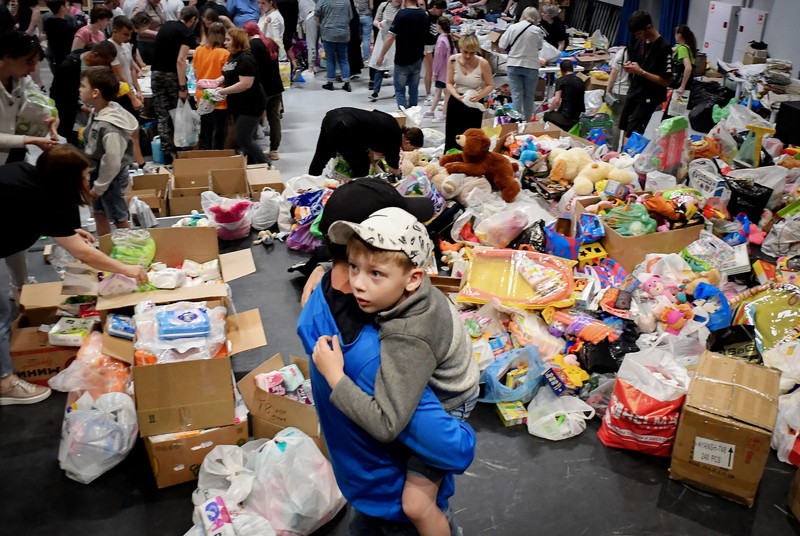 Orang-orang yang dievakuasi dari zona wilayah Belgorod yang berbatasan dengan Ukraina, termasuk yang berasal dari kota Shebekino, menerima bantuan kemanusiaan di Belgorod, pada 3 Juni 2023. Orang-orang yang dievakuasi dari zona wilayah Belgorod yang berbatasan dengan Ukraina, termasuk yang berasal dari kota Shebekino, menerima bantuan kemanusiaan di Belgorod, pada 3 Juni 2023. (OLGA MALTSEVA/AFP via Getty Images)
