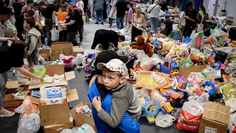 Orang-orang yang dievakuasi dari zona wilayah Belgorod yang berbatasan dengan Ukraina, termasuk yang berasal dari kota Shebekino, menerima bantuan kemanusiaan di Belgorod, pada 3 Juni 2023. (OLGA MALTSEVA/AFP via Getty Images)