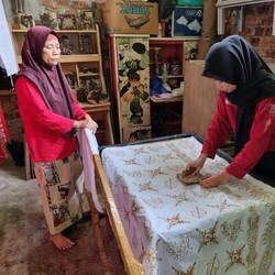 Mulai dari Gudang, Pengrajin Batik Binaan PTBA Naik Kelas