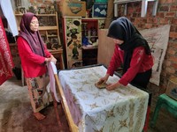 Mulai dari Gudang, Pengrajin Batik Binaan PTBA Naik Kelas