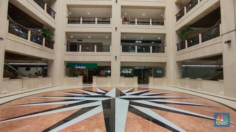 Warga melewati toko-toko kosong di Mal Plaza Semanggi, Jakarta, Selasa (6/6/2023). (վ/Tri Susilo)