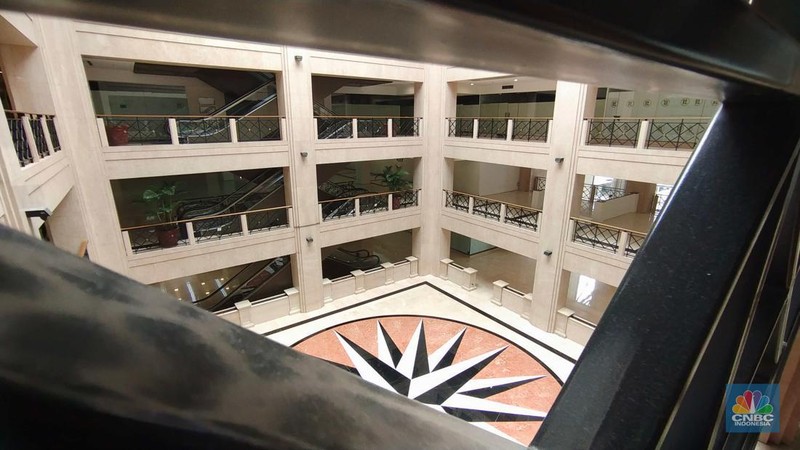 Warga melewati toko-toko kosong di Mal Plaza Semanggi, Jakarta, Selasa (6/6/2023). (վ/Tri Susilo)