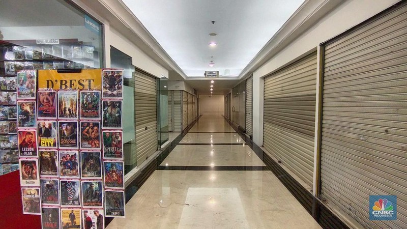 Warga melewati toko-toko kosong di Mal Plaza Semanggi, Jakarta, Selasa (6/6/2023). (վ/Tri Susilo)