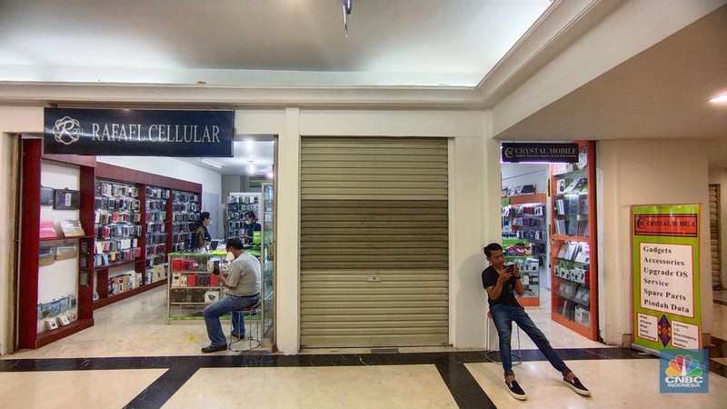 Warga melewati toko-toko kosong di Mal Plaza Semanggi, Jakarta, Selasa (6/6/2023). (վ/Tri Susilo)