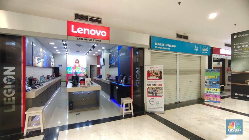 Warga melewati toko-toko kosong di Mal Plaza Semanggi, Jakarta, Selasa (6/6/2023). (վ/Tri Susilo)